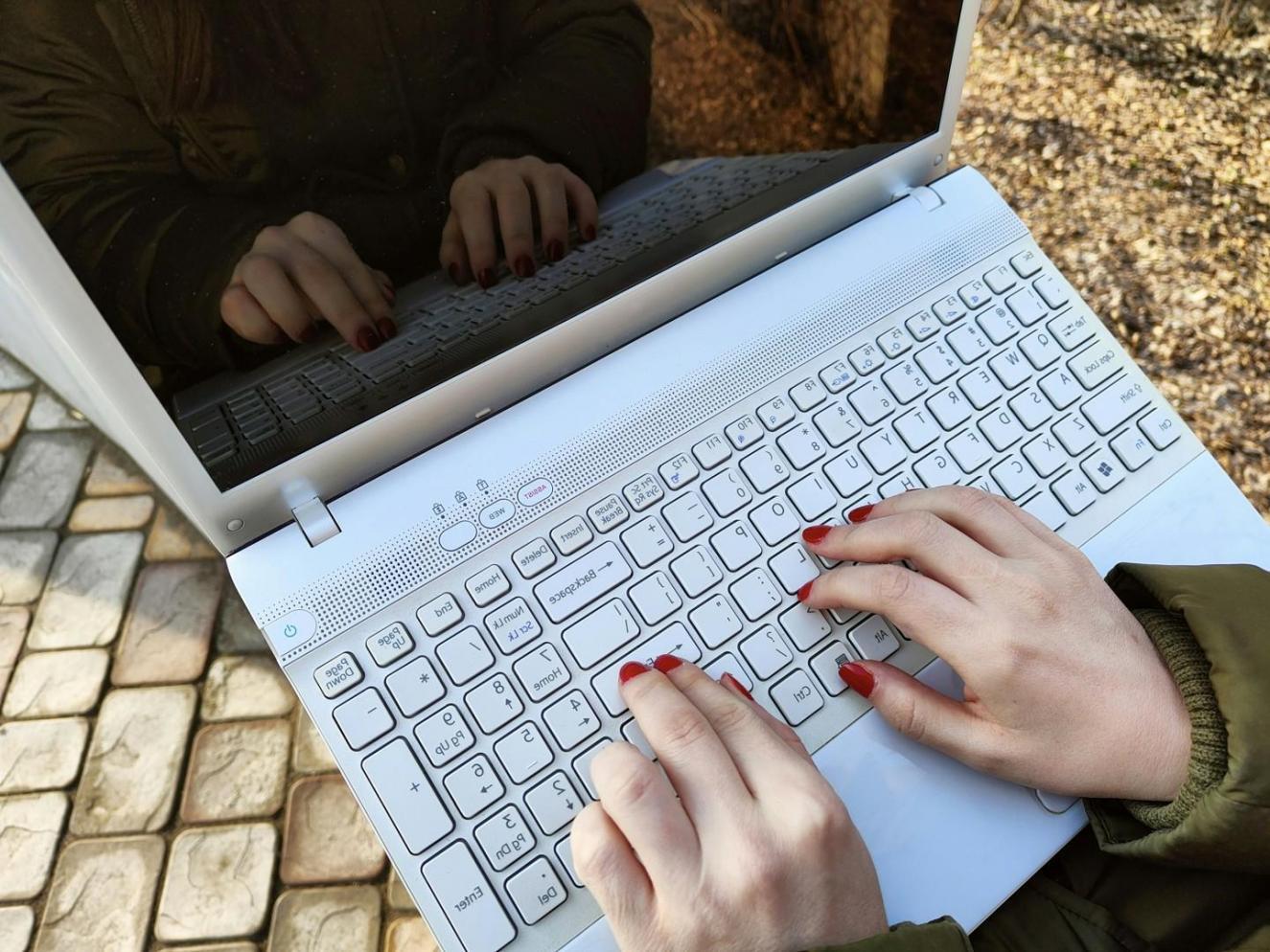 Ambiente di lavoro professionale dove si svolgono colloqui individuali di coaching